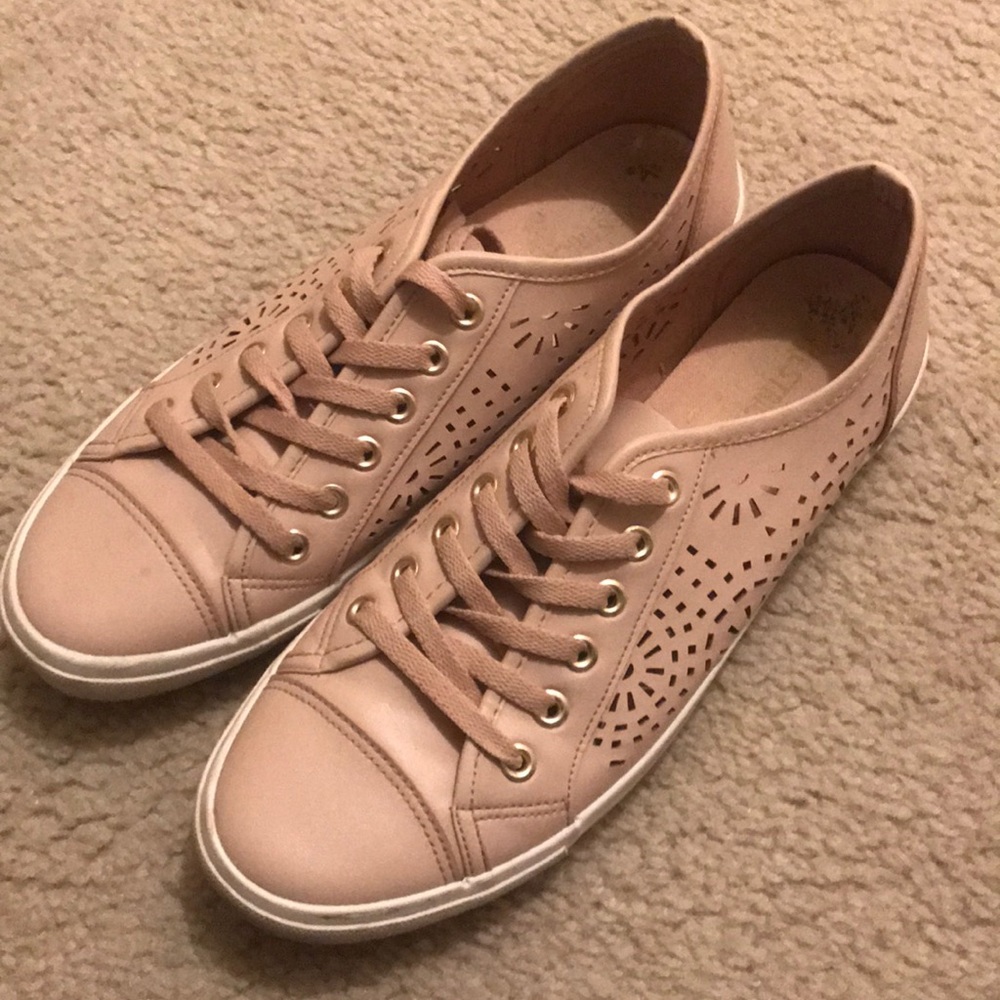 Blush pink casual tennis shoes
